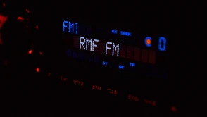 TOK FM i Trójka wyprzedziły Radio ZET w stolicy. Raport nt. słuchalności radia w Polsce