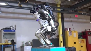 Boston Dynamics dalej szokuje: ich Atlas potrafi już robić salta w tył!