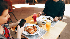 Jesz ze smartfonem w ręku? Zostaw go, bo... będziesz gruby/gruba - widzę po sobie