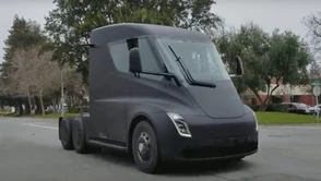 Tesla Semi przyłapana na ulicy - mknie niczym Batmobil