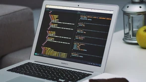 Pierwsza praca w zawodzie programisty – jak zaczynali obecni top developerzy
