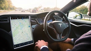 Tesla złapie wandala na gorącym uczynku, w tym samym czasie dbając o Twojego psa