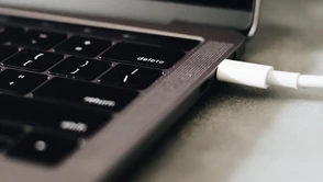 MacBook Pro przegrzewa się podczas ładowania? Przepnij kabel na drugą stronę, to działa!