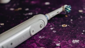 Oral-B Genius 10 000 to elektryczna szczoteczka do zębów, która nauczy cię jak zadbać o higienę jamy ustnej