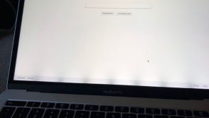 Kilka milimetrów robi różnicę. Apple nie przyznaje się do błędu, ale naprawia problem podświetlenia w nowych MacBookach