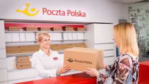 Konkurencja jeździ Porsche, a Poczta Polska próbuje ją gonić na hulajnodze