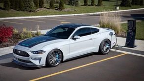 Elektryczny Ford Mustang Lithium z sześciobiegową manualną skrzynią biegów