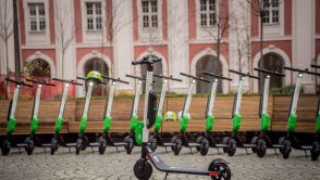 Hulajnogą elektryczną nie pojedziemy po chodniku. Zmiany przepisów jednak nie wcześniej niż latem