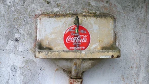 Coca-Cola nie zrezygnuje z plastikowych butelek. Winą obarcza nas