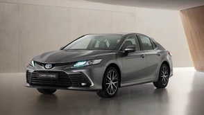 Toyota Camry przechodzi mały lifting, więcej technologii i większy wyświetlacz