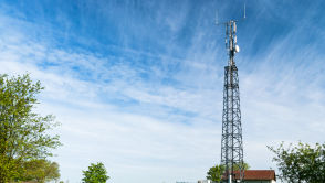 Brak słów na taką bezmyślność. Maszt telefonii komórkowej runął, bo ktoś poluzował śruby