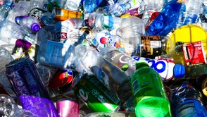 Co to jest: małe, żre plastik i nie stworzyła tego natura?