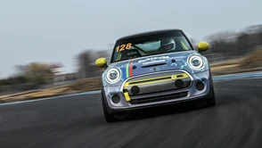 Racing MIMI: elektryczne MINI w porównaniu ze spalinowym John Cooper Works