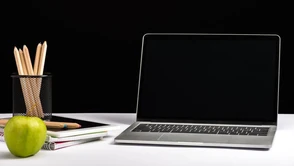 Wiemy, ile średnio nauczyciele dopłacają do bonów na laptopy