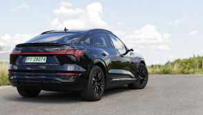 Czy Audi Q8 e-tron 55 jest rzeczywiście oszczędniejsze od Audi e-tron 55? Zasięg i zużycie energii.