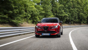 Alfa Romeo Junior Elettrica Veloce: 280 KM frajdy z jazdy po krętej drodze i torze. Test
