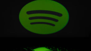 Płacą za Spotify i wciąż słyszą reklamy. Platforma zabiera głos