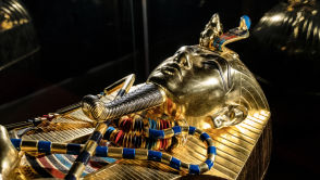 Obwiniali go o śmierć archeologów. Teraz pomoże ratować życie