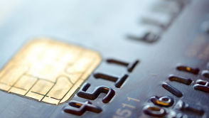 Koniec z kartami płatniczymi? Kolejny bank stawia na inną metodę