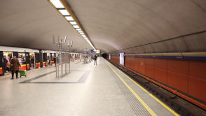 Utrudnienia w warszawskim metrze. Minister: ucierpiały kable wszystkich operatorów