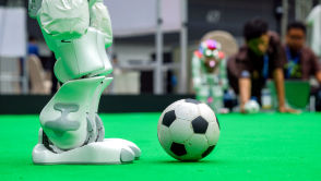 Nieudolne podania i dwie kontuzje – roboty zadebiutowały na boisku w stylu Biało-Czerwonych