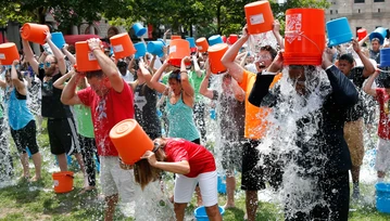 Internauci zepsuli ALS Ice Bucket Challenge