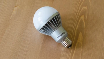 Sprawdzamy Prestigio Smart LED Light, najtańszą z inteligentnych żarówek