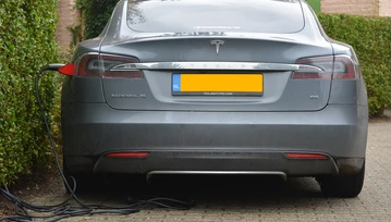 Tesla usprawni autopilota z powodu... głupoty kierowców