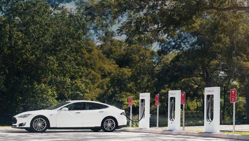 W Polsce montowany jest pierwszy supercharger Tesli. Mówi się już o kolejnych