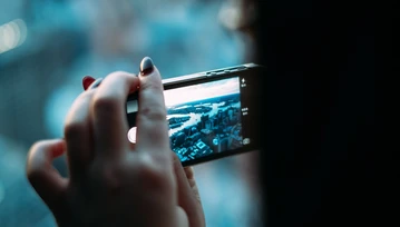 Z ciekawością zerknę co robisz w telefonie. Czyli o podglądactwie słów kilka