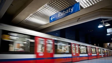 Młoda kobieta płaciła dziś w metrze z iPKO za bilet na Polskiego Busa