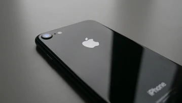 Wbrew obietnicom Apple, nowe iPhone'y też zwalniają, kiedy stan akumulatora się pogorszy