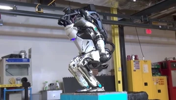 Boston Dynamics dalej szokuje: ich Atlas potrafi już robić salta w tył!