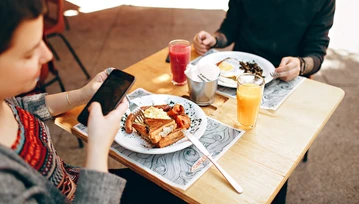 Jesz ze smartfonem w ręku? Zostaw go, bo... będziesz gruby/gruba - widzę po sobie