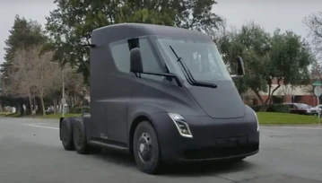 Tesla Semi przyłapana na ulicy - mknie niczym Batmobil