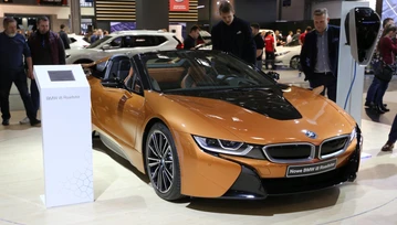 BMW i8 Roadster: wiatr we włosach z ekologią w tle