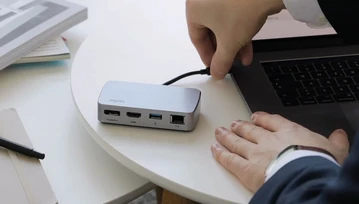 Dwa monitory 4K, internet po kablu i pendrive - tak podłączycie je naraz do Macbooka!