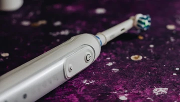 Oral-B Genius 10 000 to elektryczna szczoteczka do zębów, która nauczy cię jak zadbać o higienę jamy ustnej