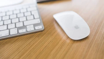 Z Magic Mouse podczas ładowania nie skorzystasz. Nawet jak masz idealnie do tego zaprojektowaną ładowarkę