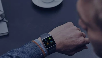 Smartwatch dla aktywnych za 906 zł. Promocyjna cena Fitbit Ionic.