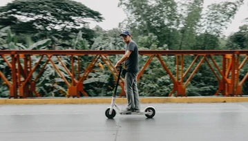 Hulajnoga elektryczna jak rower. Idą zmiany w prawie