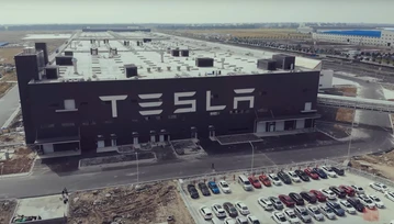 Tesla w mniej niż rok postawiła fabrykę i rozpoczęła produkcję samochodów