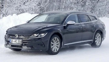 VW Arteon w wersji Shooting Brake pozuje do zdjęć, premiera pod koniec roku