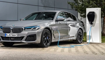 Nowe BMW 545e xDrive: bardzo szybka hybryda. Pierwsza jazda próbna