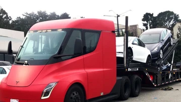 Tesla Semi na ostatniej prostej? Już rozwozi osobowych „braci”..