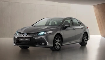 Toyota Camry przechodzi mały lifting, więcej technologii i większy wyświetlacz