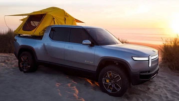 Elektryczny pick-up Rivian ma w cenniku wyposażenia… kuchnię. I to nie byle jaką