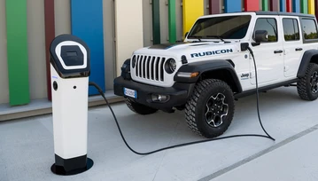 Hybrydowy(!) Jeep Compass 4xe oraz Wrangler 4xe – czy elektryfikacja to dobry pomysł w samochodach uterenowionych/terenowych?