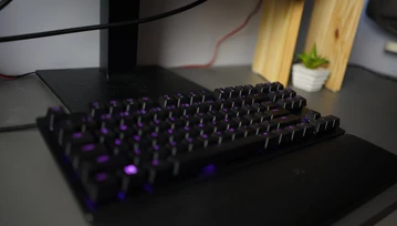 Razer Huntsman V2 TKL – kompaktowa klawiatura dla mobilnych graczy