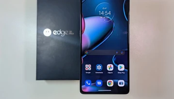 Motorola edge 30 pro z ekranem bez dziury. To gdzie jest aparat do selfie?